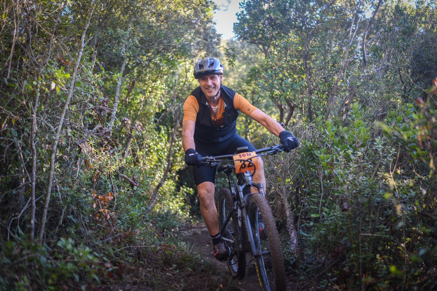 Ciclista gaudint dels corriols de bosc a Serinyà