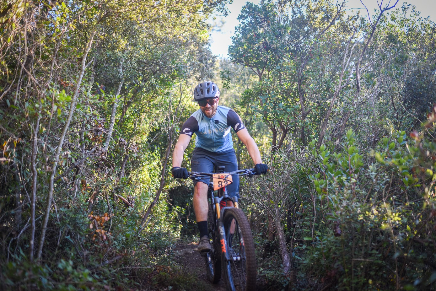 Ciclista gaudint dels corriols de bosc a Serinyà