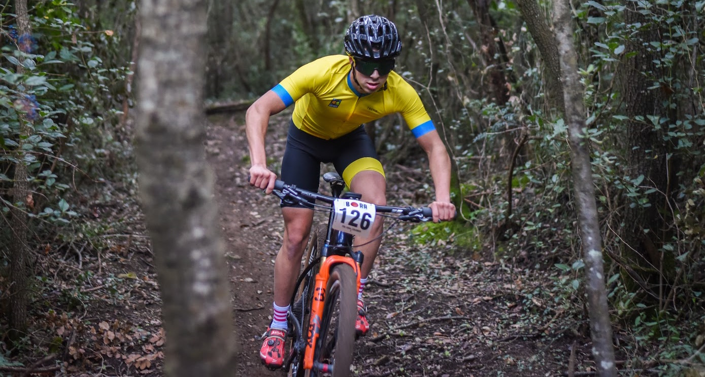 Ciclista amb mallot groc pujant corriol